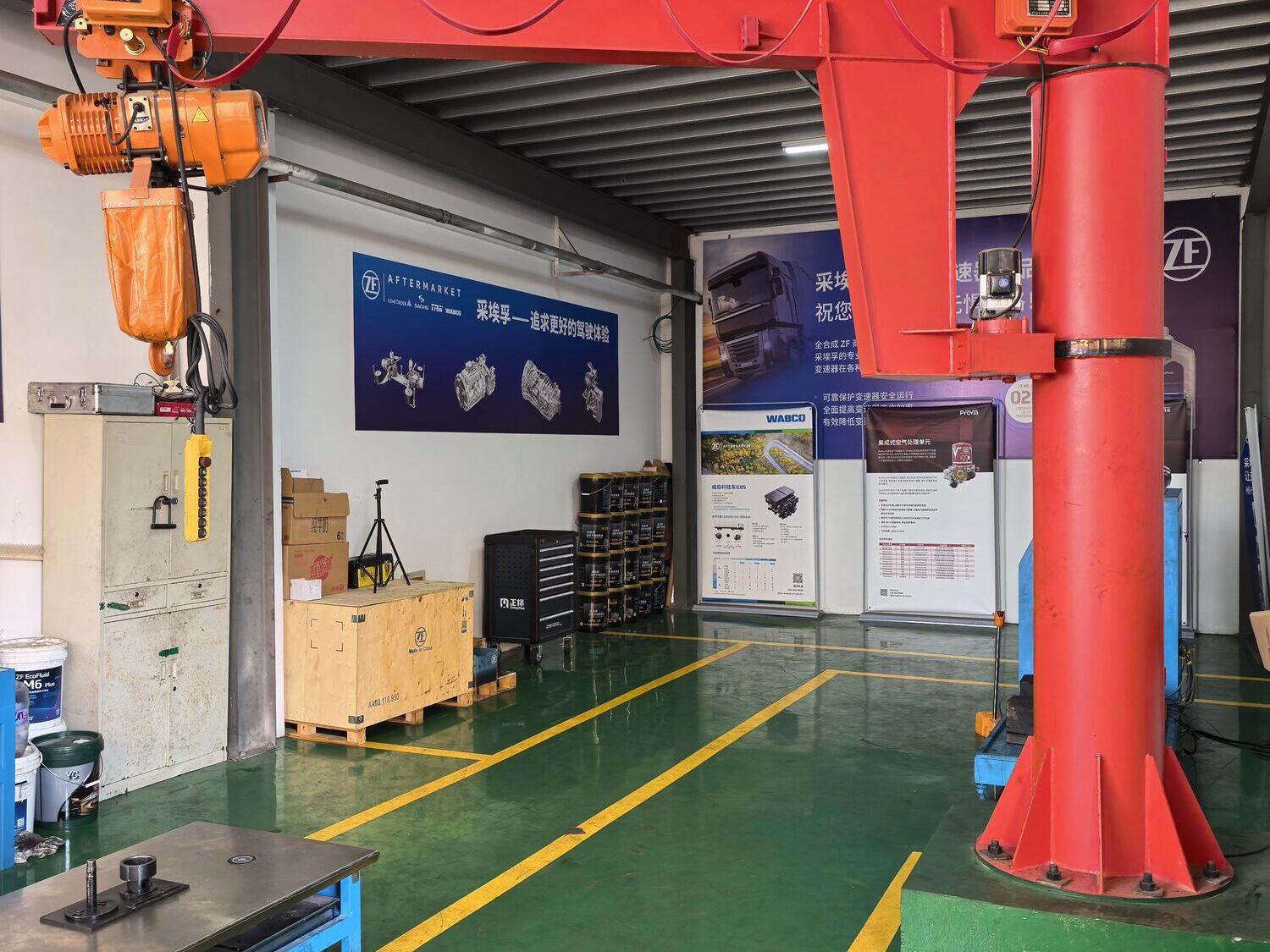 Gearbox service workshop bay
