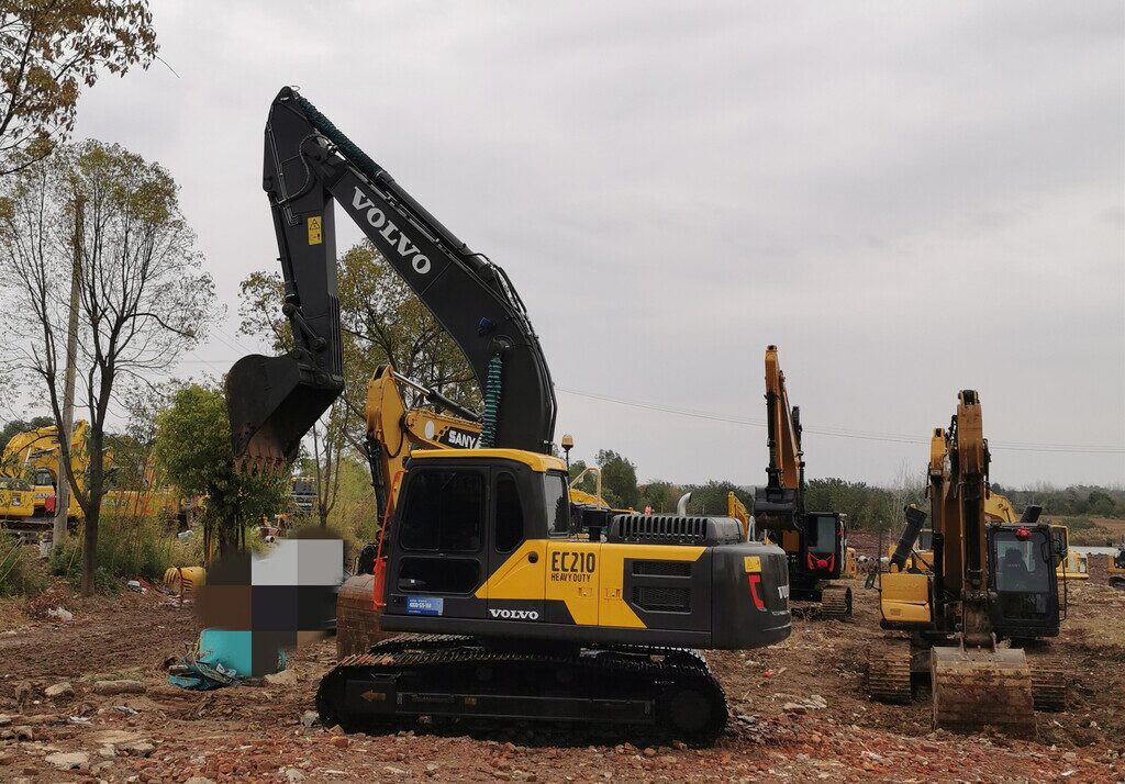 VOLVO-EC210